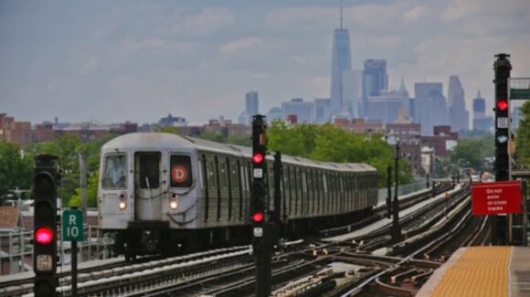 Condenan a cinco años de prisión a joven por quemar a indigente en metro de Nueva York