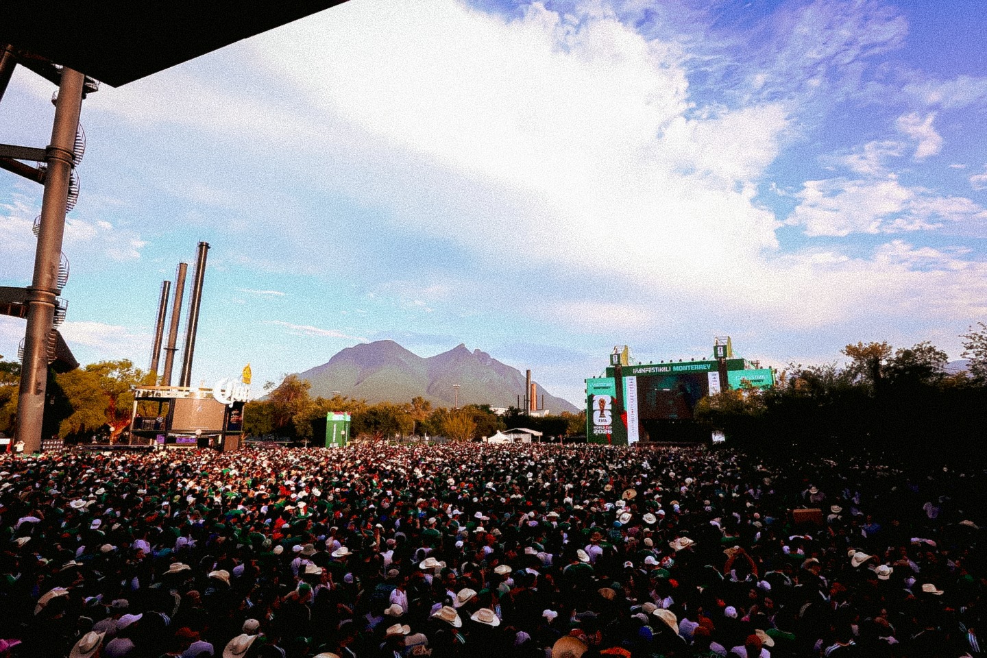 Más de 100 mil personas abarrotan el FIFA Fan Fest en Fundidora