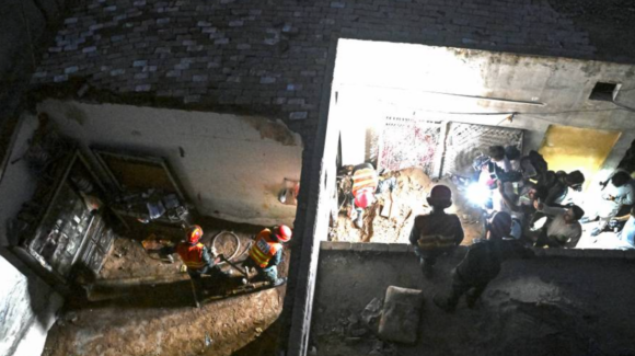 Mueren 14 niños y otros ocho resultan heridos tras derrumbarse el techo de su escuela en Pakistán