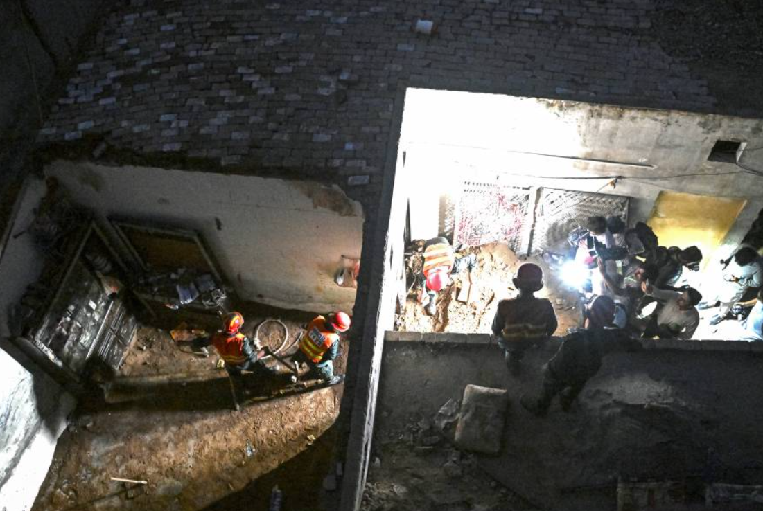 Mueren 14 niños y otros ocho resultan heridos tras derrumbarse el techo de su escuela en Pakistán