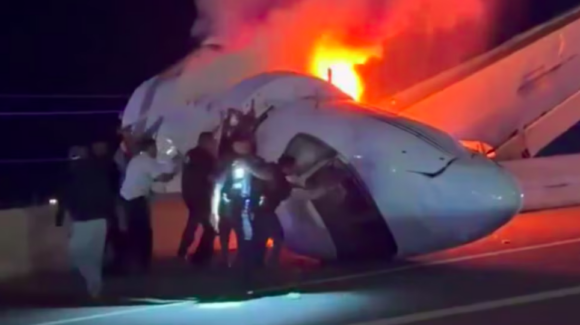 Jet privado rumbo a Austin se estrella en autopista de Texas; reportan 2 muertos