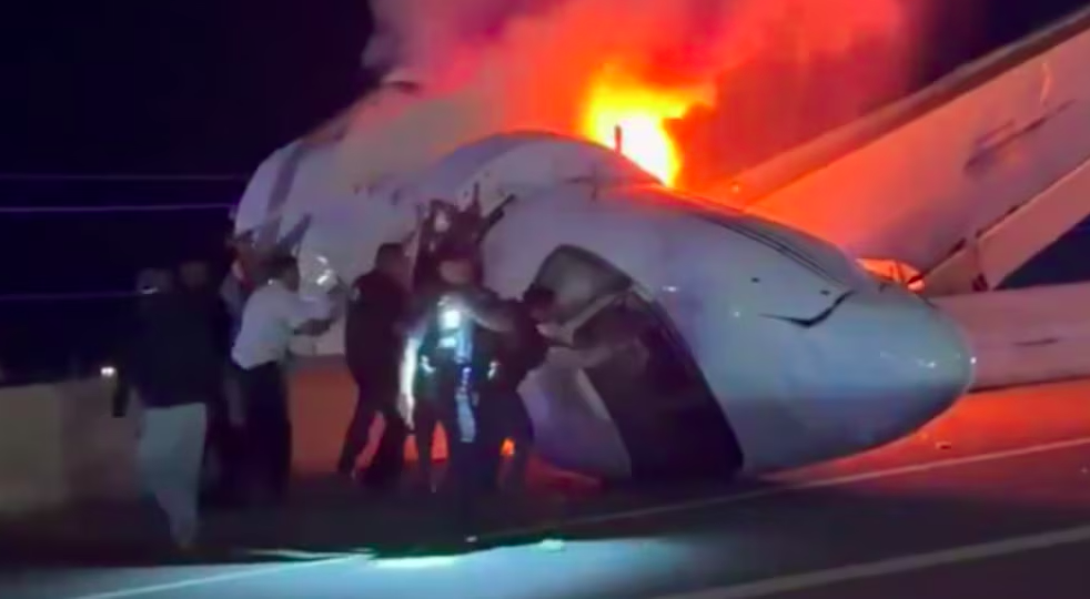 Jet privado rumbo a Austin se estrella en autopista de Texas; reportan 2 muertos