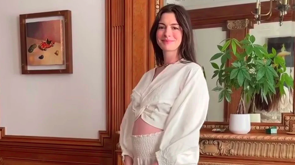 Anne Hathaway confirma su tercer embarazo