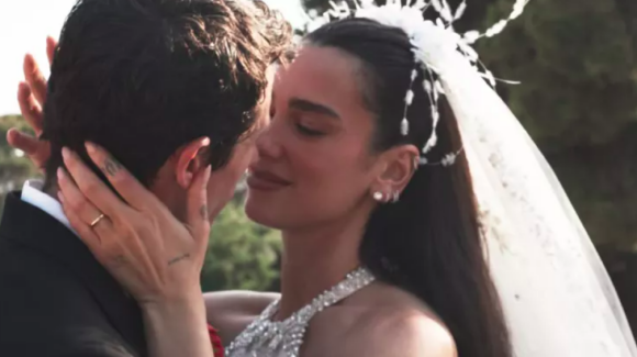 Dua Lipa presume inéditas imágenes de su boda con Callum Turner en Sicilia