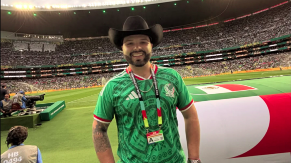 Leonardo Aguilar recibe llamado de atención durante el México vs Chequia