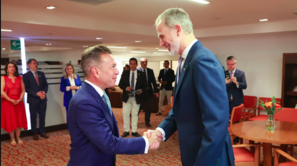 Pablo Lemus recibe al rey Felipe VI antes del España vs Uruguay en Guadalajara