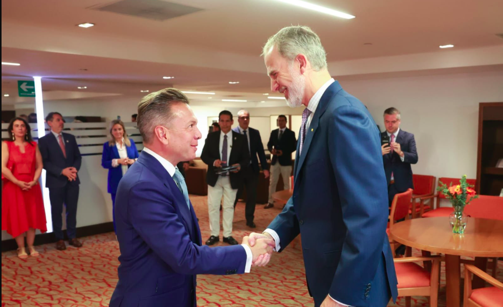 Pablo Lemus recibe al rey Felipe VI antes del España vs Uruguay