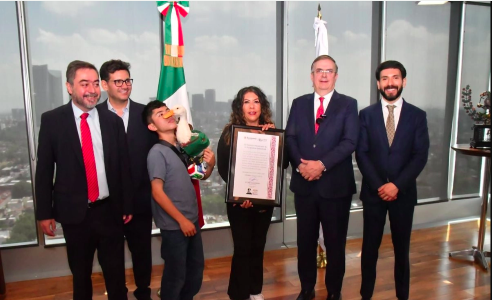 Pato Merlín recibe registro de marca; la SE y el IMPI entregan constancia a su dueña