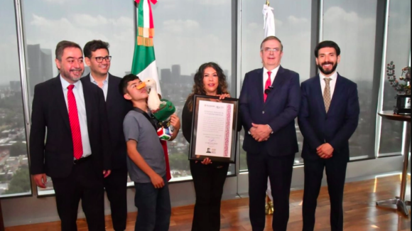 Pato Merlín recibe registro de marca; la SE y el IMPI entregan constancia a su dueña