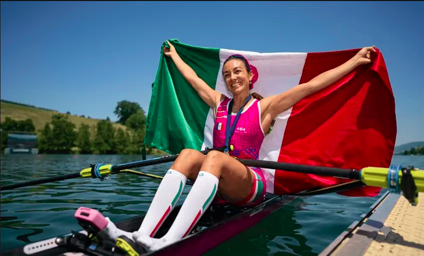 Kenia Lechuga se cuelga la medalla de oro en la Copa del Mundo