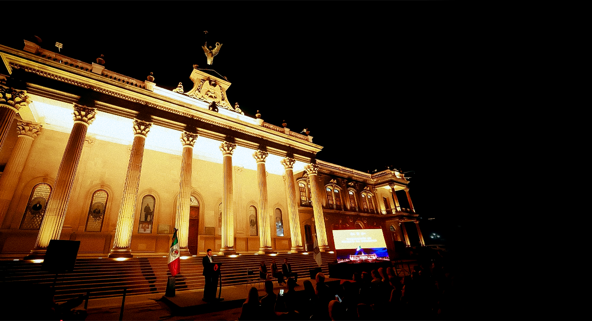 Samuel García entrega restauración de la Victoria Alada y nueva iluminación del Palacio de Gobierno