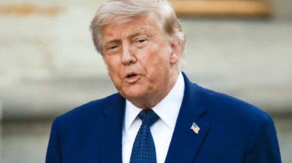 Trump asegura que el Estrecho de Ormuz permanece completamente abierto