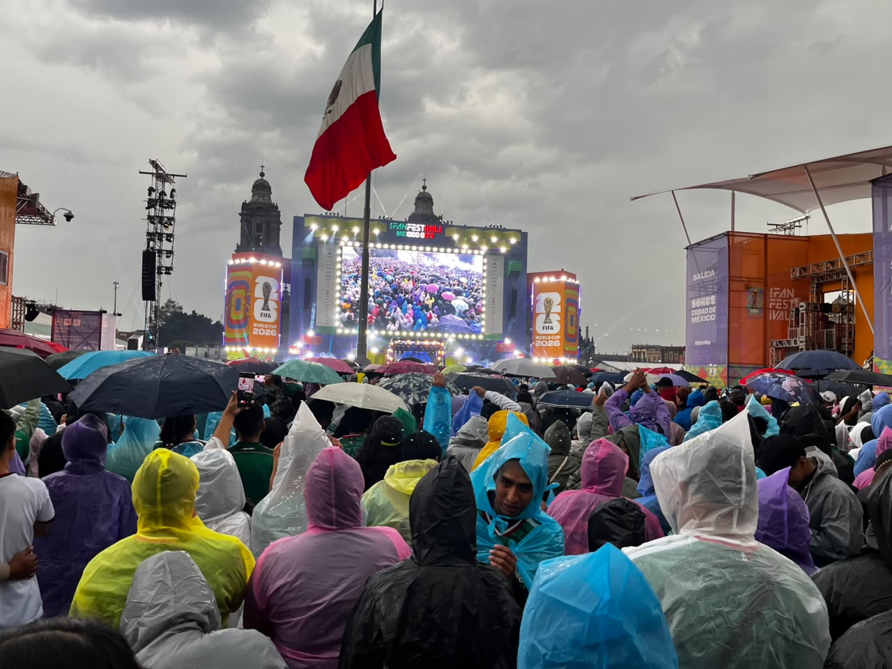 Aficionados abarrotan el Fan Fest del Zócalo previo al México vs Ecuador; autoridades cierran el acceso