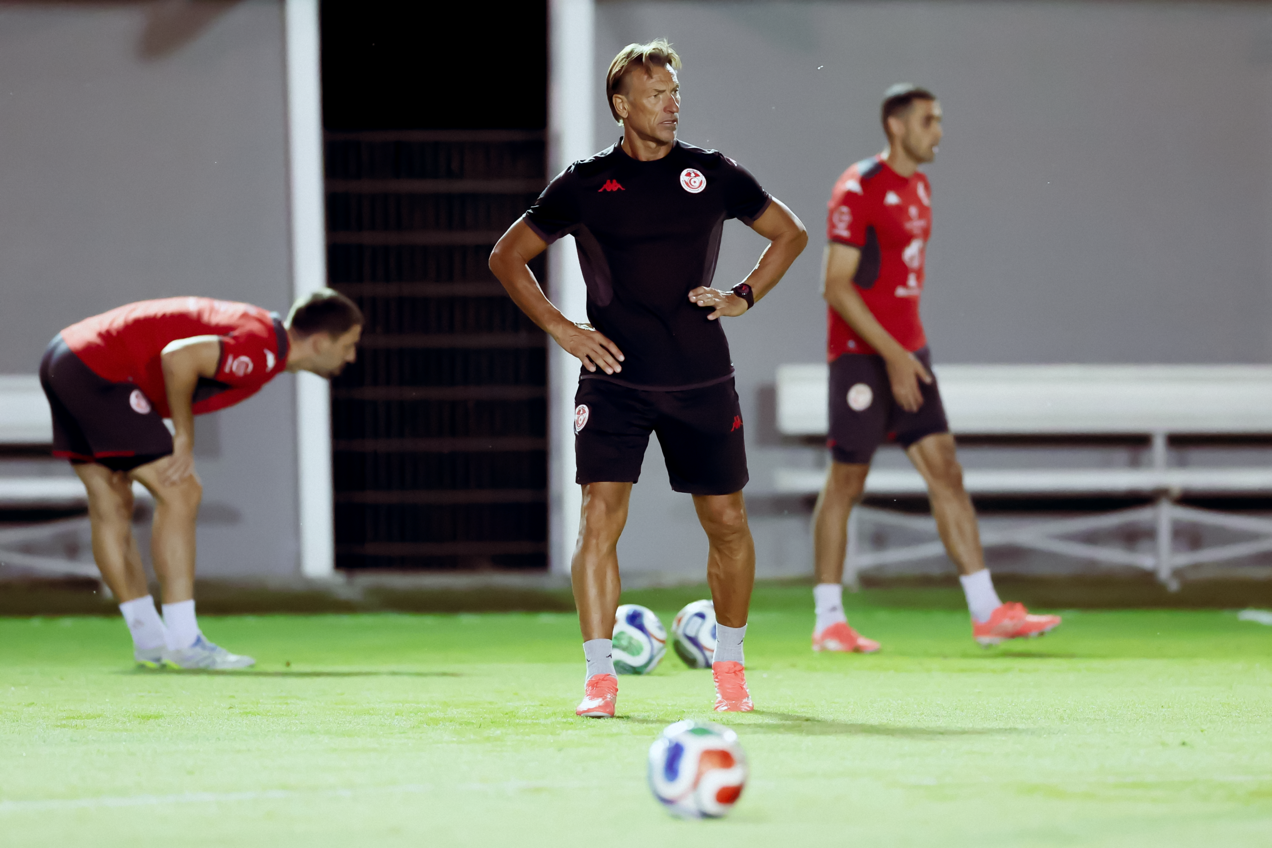 Herve Renard dirigiendo su primera práctica como entrenador de Túnez en NL