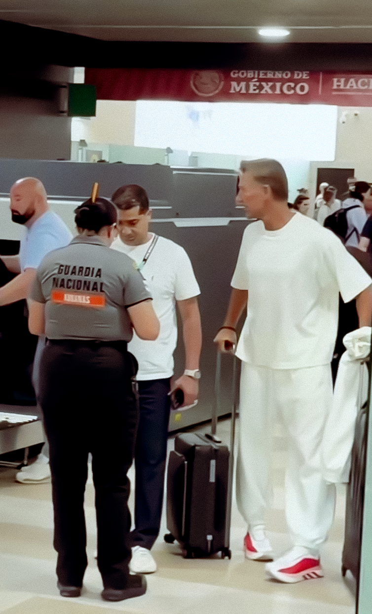 Herve Renard en el aeropuerto de Monterrey