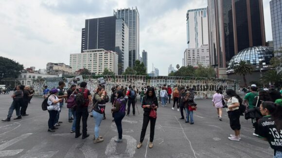 Policía de CDMX reprime marcha de madres buscadoras en Calzada de Tlalpan; genera enfrentamientos
