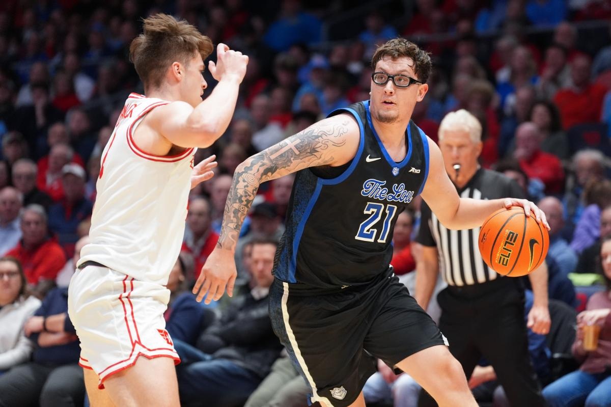 NBA: Los Lakers firman al centro mexicoamericano Robbie Ávila