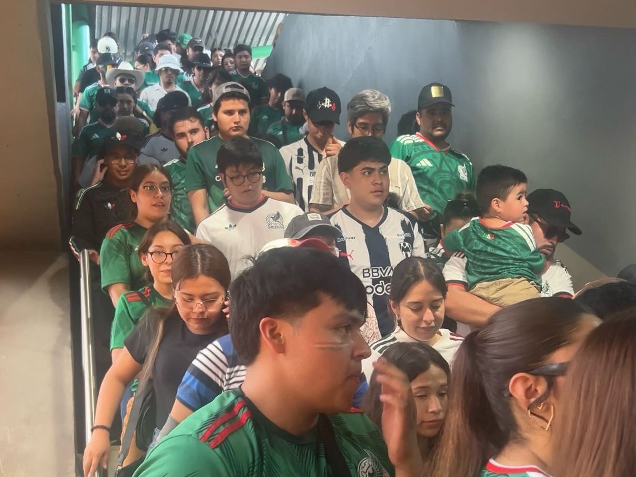 Estación 'Y Griega' registra cifra histórica de afluencia durante partido México vs. Corea