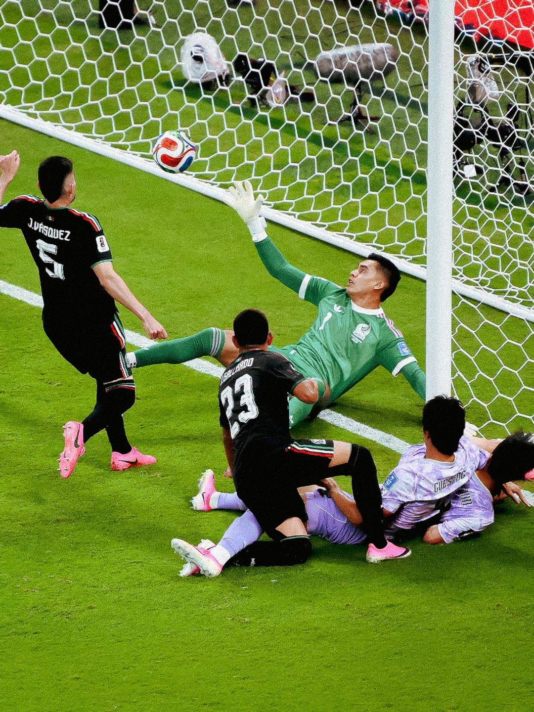 Más líder que nunca: el Tri vence 1-0 a Corea del Sur y clasifica