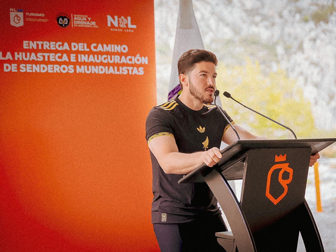 En Nuevo León entregan obras de rehabilitación vial en La Huasteca y presentan 'Senderos Mundialistas'