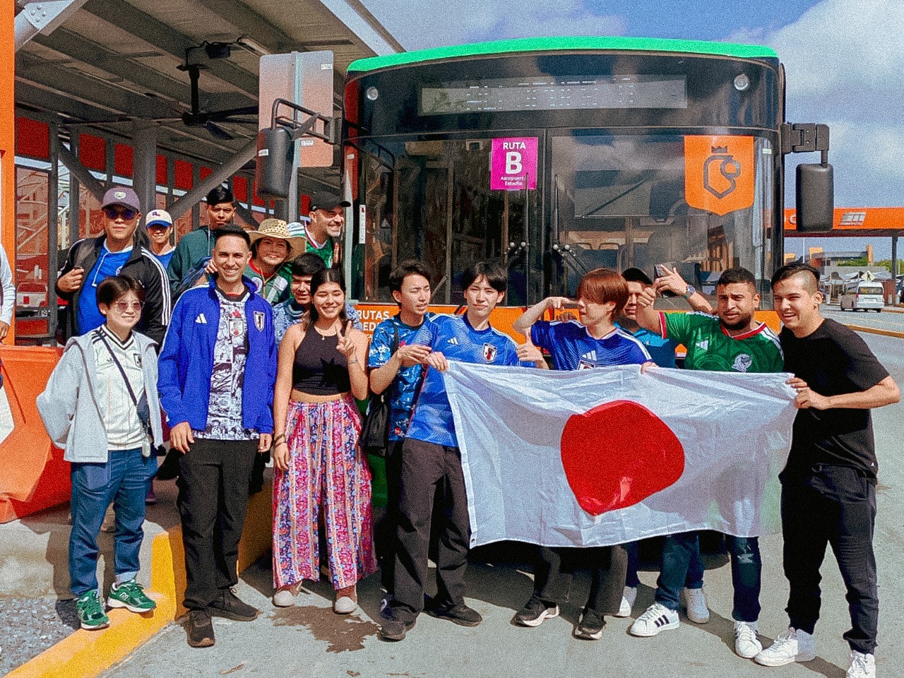 Reportan flujo ordenado de visitantes en rutas de transporte destinadas al encuentro Japón-Túnez en Monterrey