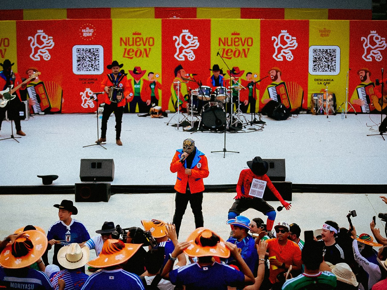 Música, folclore y afición internacional coinciden en el Pabellón del Parque del Agua