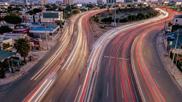 Supervisan ampliación del carril reversible en avenida Paseo de los Leones en Monterrey
