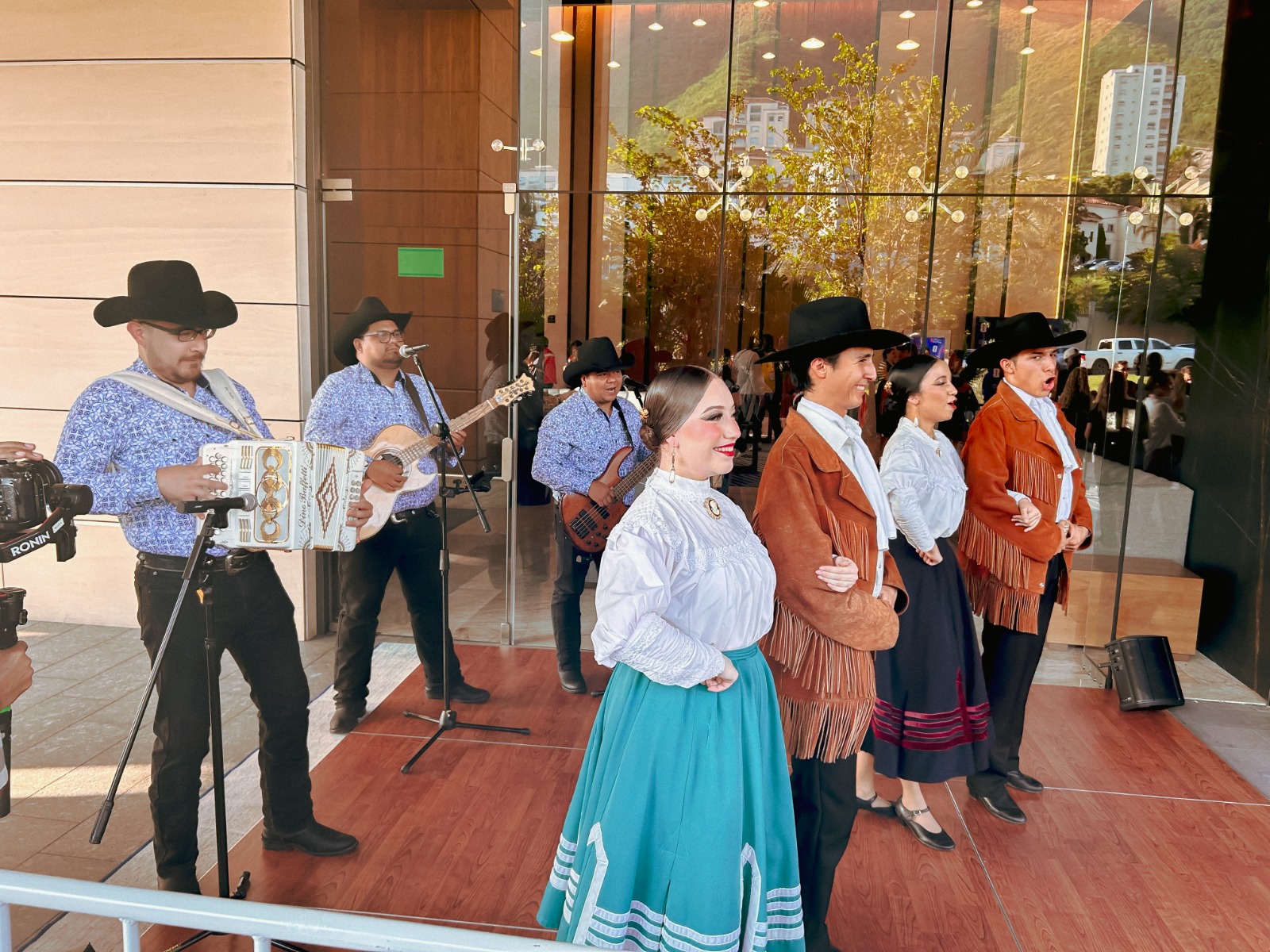 Como parte del protocolo de bienvenida, se organizó una muestra de la cultura regional que incluyó gastronomía típica y representaciones de bailes folclóricos