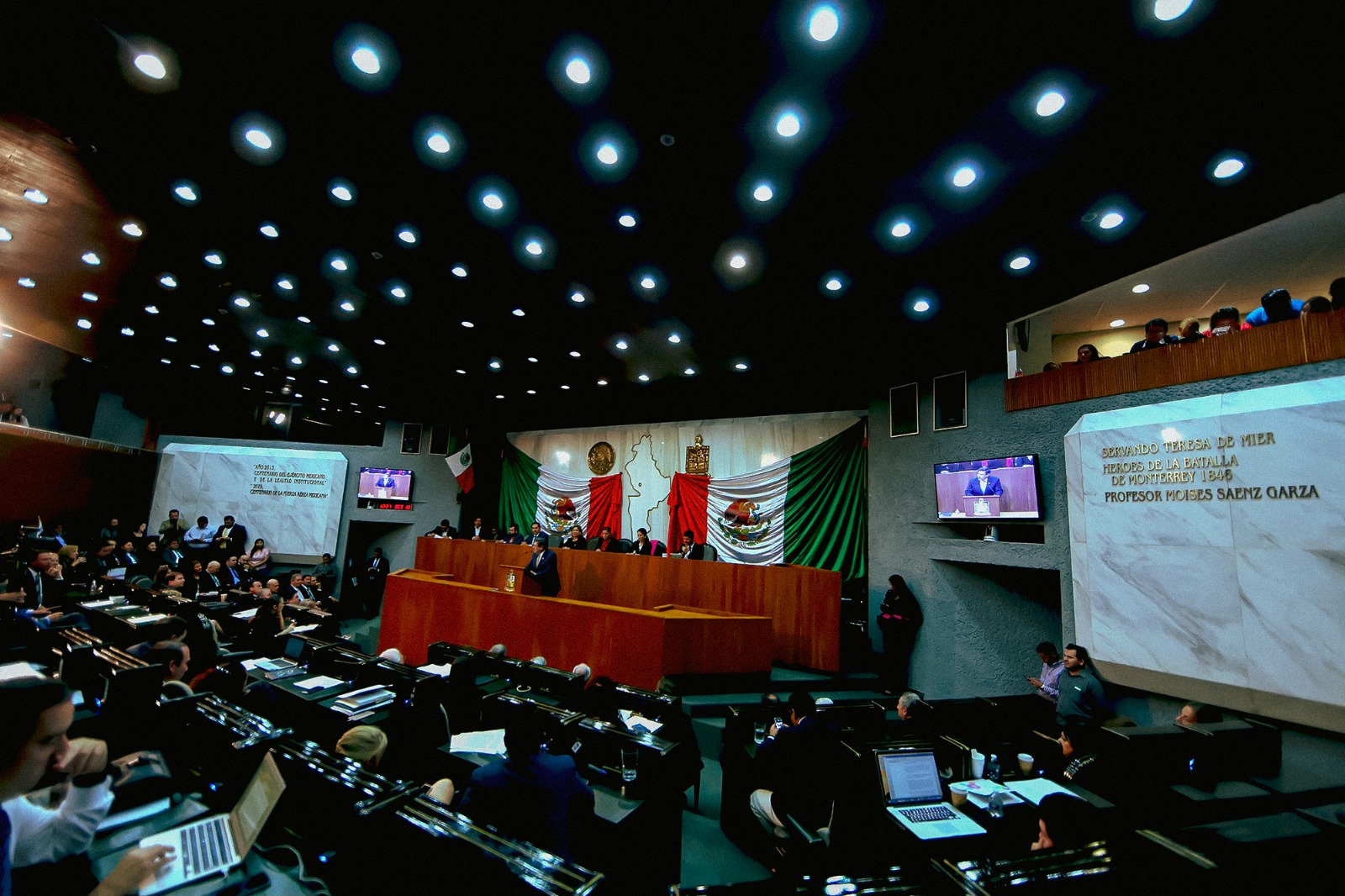 Congreso de Nuevo León avanza en reformas sobre licencias del Ejecutivo y paridad de género