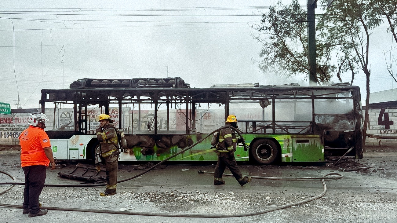 Autoridades de Apodaca, Nuevo León, realizan investigaciones para determinar causas de incendio en unidad de transporte