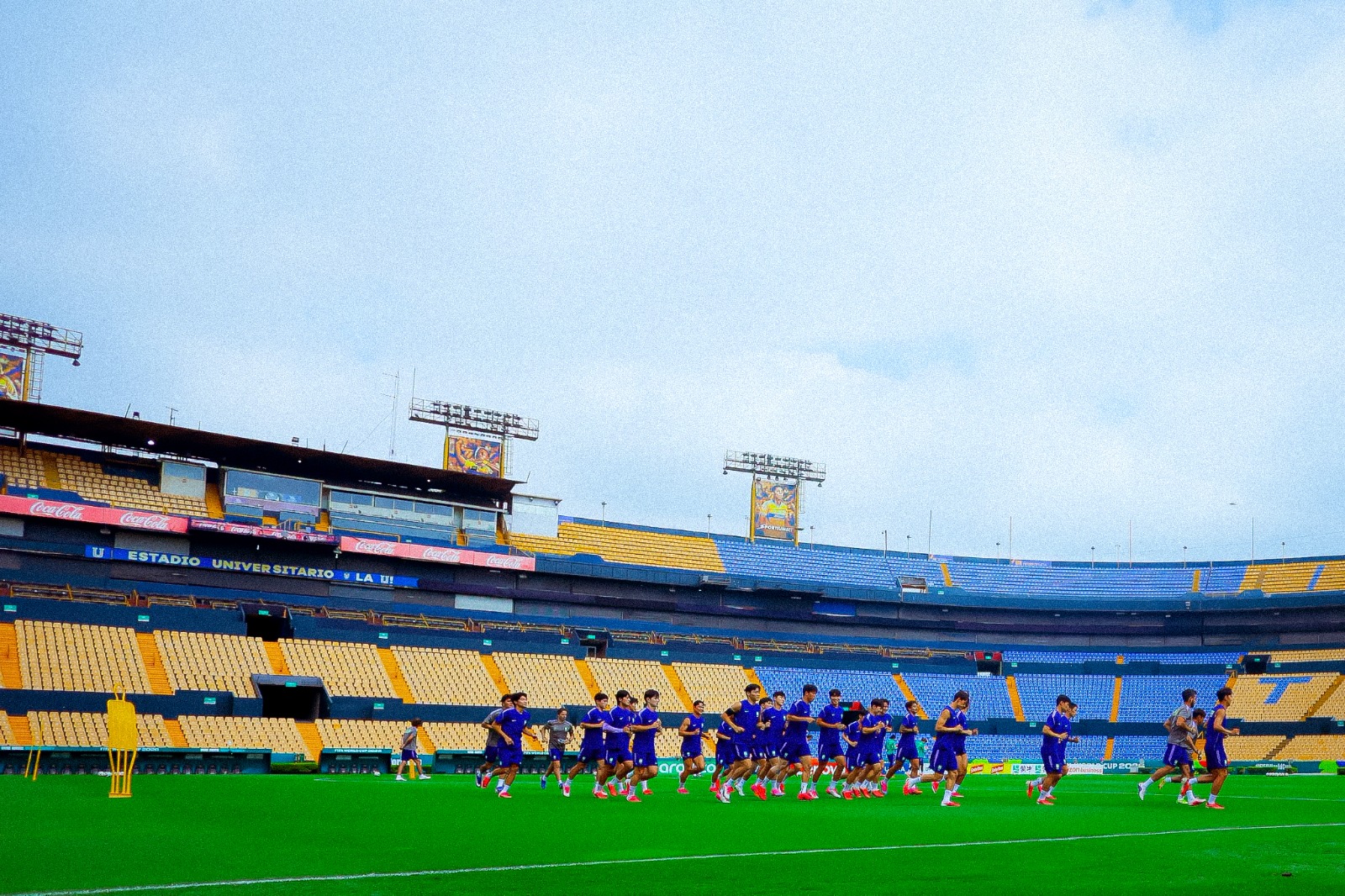 Selección de Corea del Sur concluye preparación en el Estadio Universitario