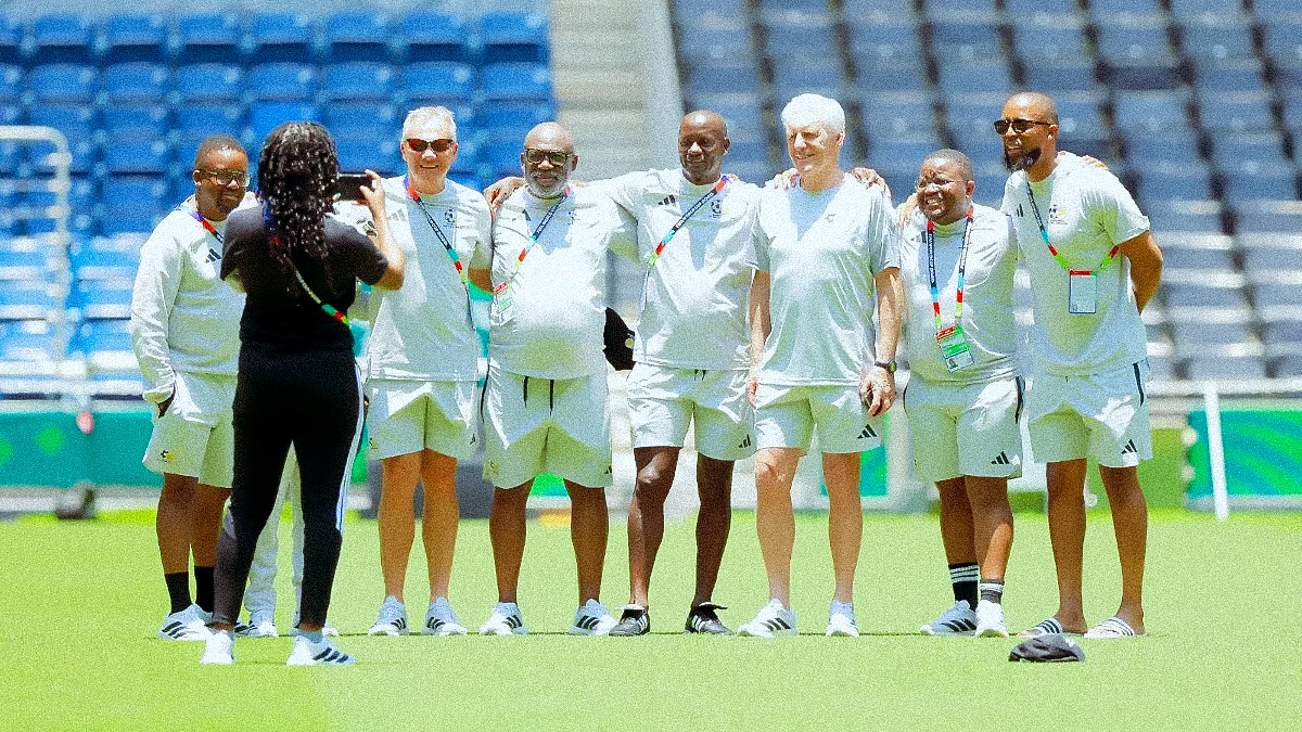 Selección de Sudáfrica reconoce la cancha del Estadio Monterrey previo al duelo ante Corea del Sur