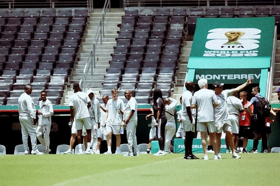 Selección de Sudáfrica reconoce la cancha del Estadio Monterrey previo al duelo ante Corea del Sur