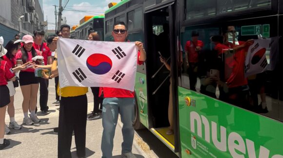 Aficionados coreanos utilizan rutas dedicadas y Metro para trasladarse a eventos en Nuevo León