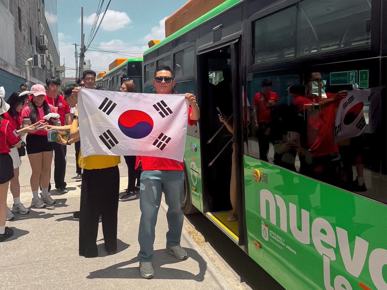 Aficionados coreanos utilizan rutas dedicadas y Metro para trasladarse a eventos en Nuevo León