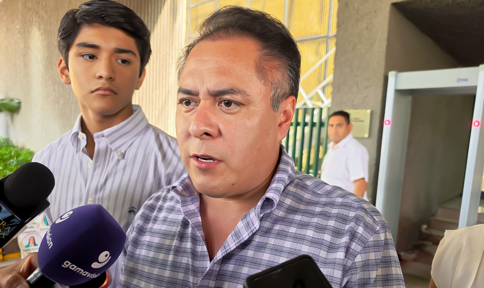 Denuncian ante la FGR a policías y escoltas del alcalde de El Carmen por portación ilegal de armas