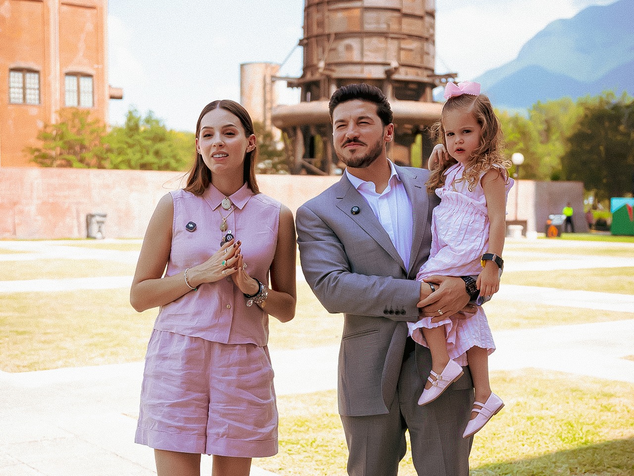 Samuel García y Mariana Rodríguez invitan a disfrutar de la nueva zona 'Fut Kids' en Parque del Agua