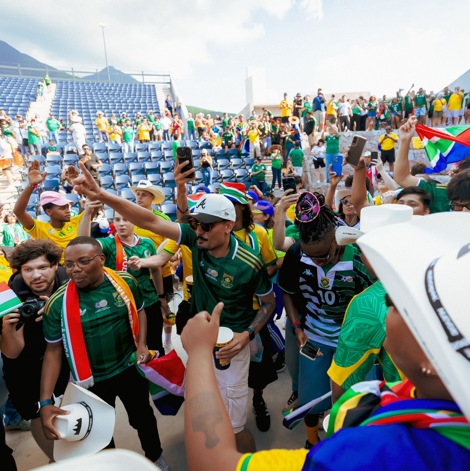 Color, cánticos y euforia: Sudáfrica y Corea del Sur transforman el Estadio Monterrey
