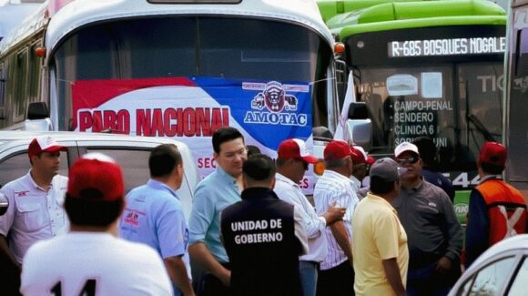 Transportistas de Nuevo León se suman a paro nacional con mega plantón en la Carretera a Laredo