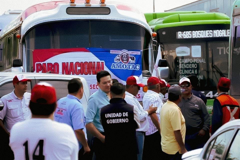 Transportistas de Nuevo León se suman a paro nacional con mega plantón en la Carretera a Laredo