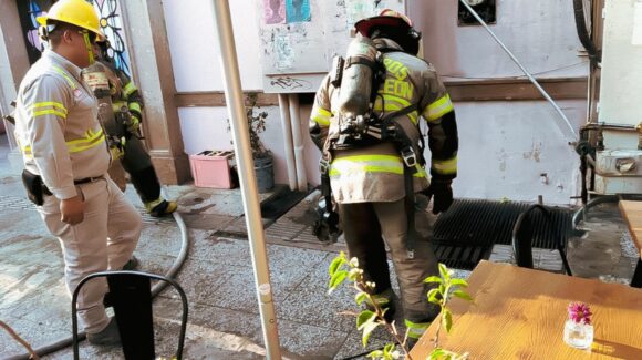 Incendio en Barrio Antiguo en Monterrey provoca evacuación preventiva de cerca de 300 personas