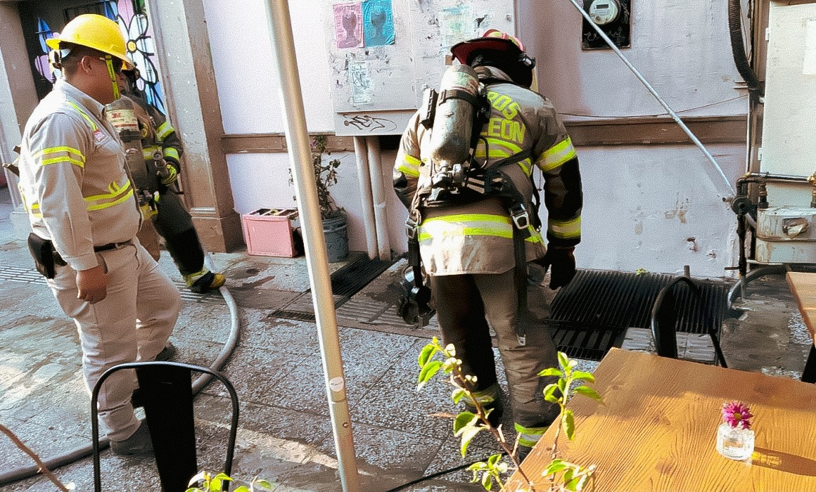 Un cortocircuito en un registro eléctrico en la zona de establecimientos nocturnos obligó al desalojo de seis negocios; autoridades reportan saldo blanco sin personas lesionadas