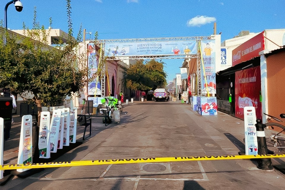 Un cortocircuito en un registro eléctrico en la zona de establecimientos nocturnos obligó al desalojo de seis negocios; autoridades reportan saldo blanco sin personas lesionadas