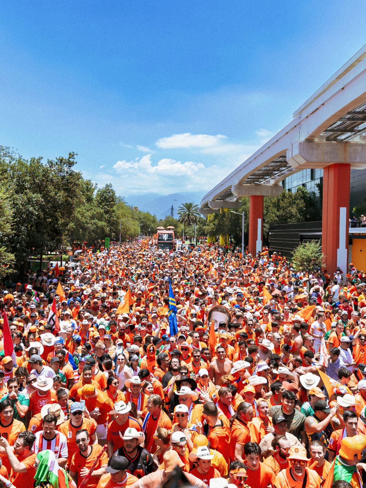 Ambiente festivo en Nuevo León: Hinchas neerlandeses realizan 'Fan Walk' en Monterrey