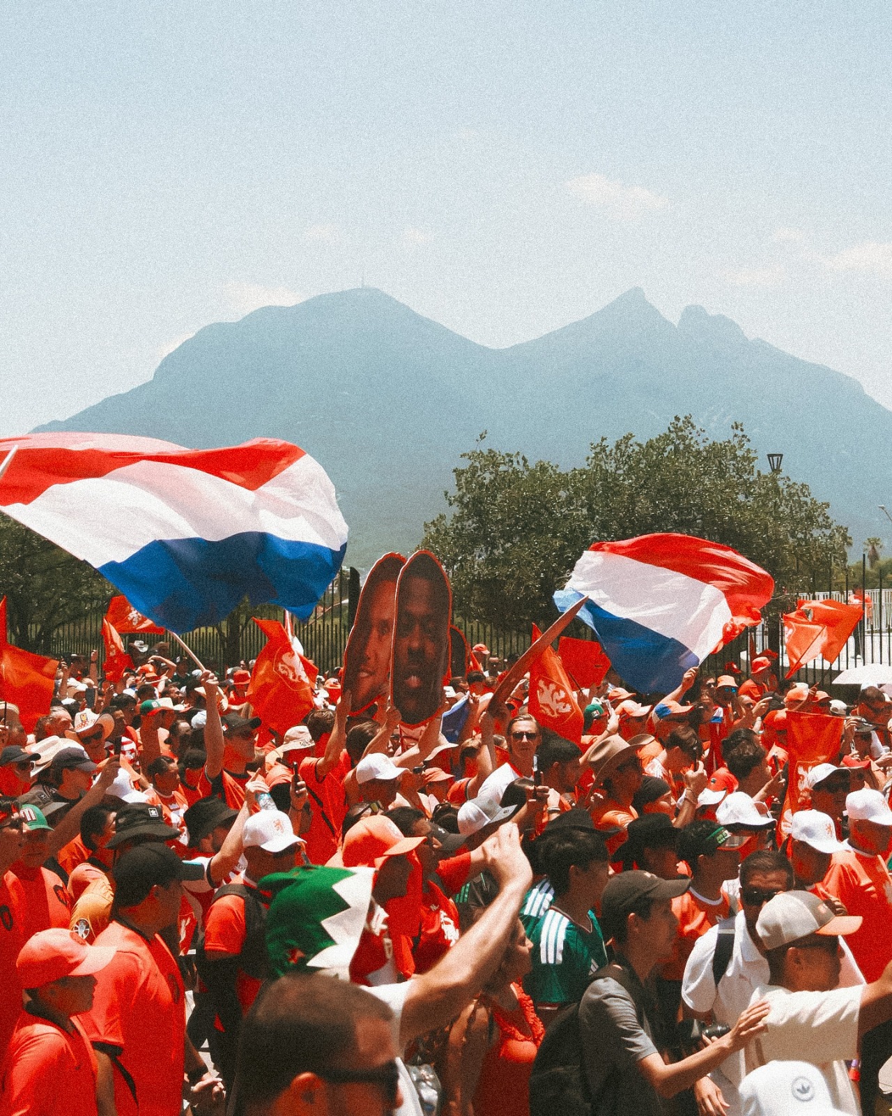 Ambiente festivo en Nuevo León: Hinchas neerlandeses realizan 'Fan Walk' en Monterrey