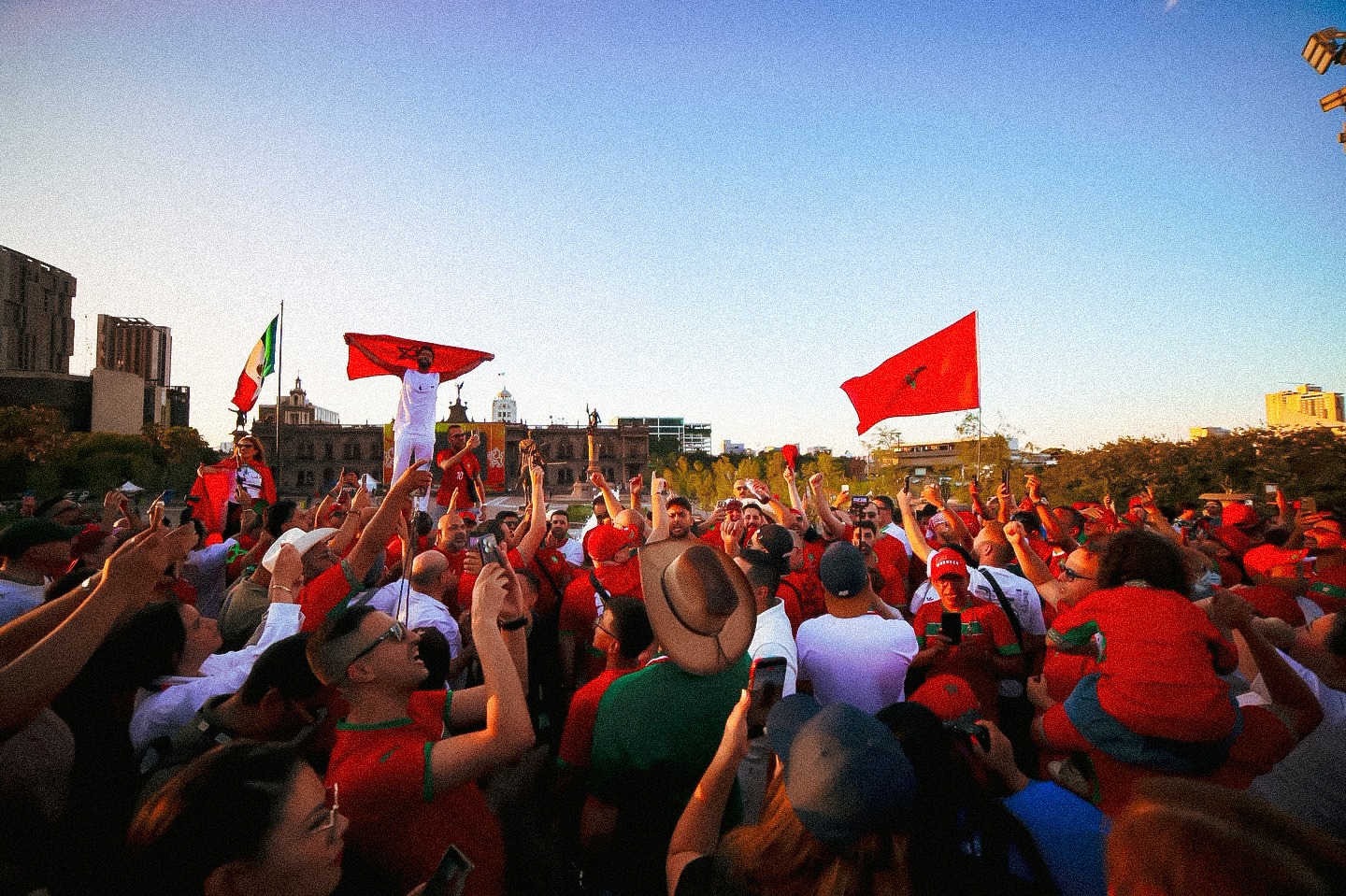 Fiebre mundialista en Nuevo León: Hinchas marroquíes toman la Macroplaza