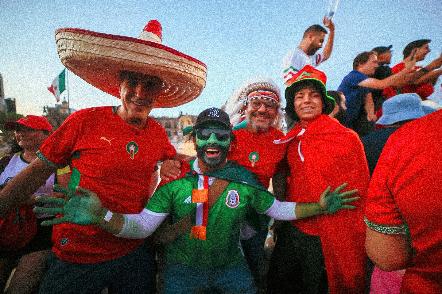 Fiebre mundialista en Nuevo León: Hinchas marroquíes toman la Macroplaza