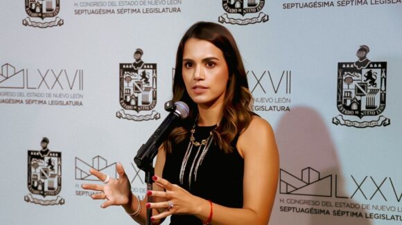 Critica diputada Lorena de la Garza adeudos del Gobierno de Nuevo León de 5,500 millones