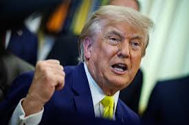 Donald Trump critica la situación del Reino Unido tras renuncia de Keir Starmer, primer ministro