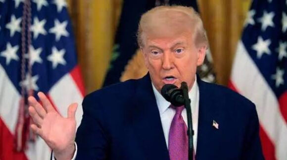 Donald Trump acusa a Irán de violar tregua y ordena bombardear almacenes de misiles